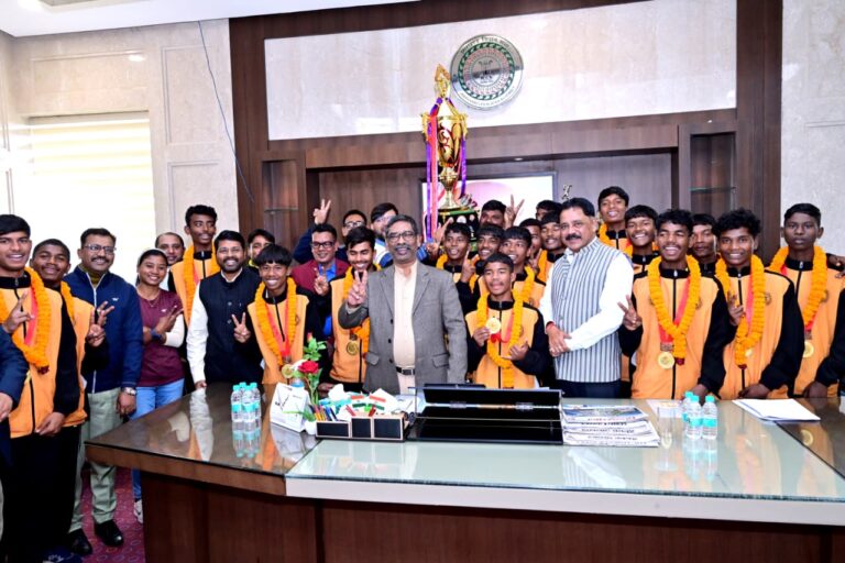 Jharkhand News :मुख्यमंत्री हेमन्त सोरेन से झारखंड की अंडर–14 फुटबॉल टीम ने की मुलाकात, मुख्यमंत्री ने राष्ट्रीय चैंपियन बनने पर दी बधाई