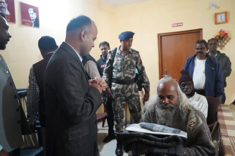Jamshedpur News :उपायुक्त ने डुमरिया के ‘निर्वाण-2’ वृद्धाश्रम का निरीक्षण किया, बुजुर्गों के बीच बांटे गर्म कपड़े