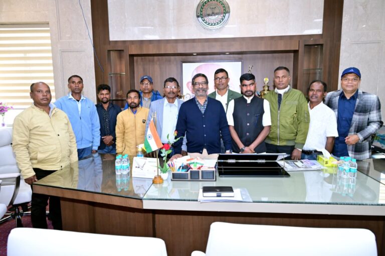 Jharkhand News :असम के आदिवासी समुदाय की समस्याएँ लेकर मुख्यमंत्री हेमन्त सोरेन से मिला प्रतिनिधिमंडल