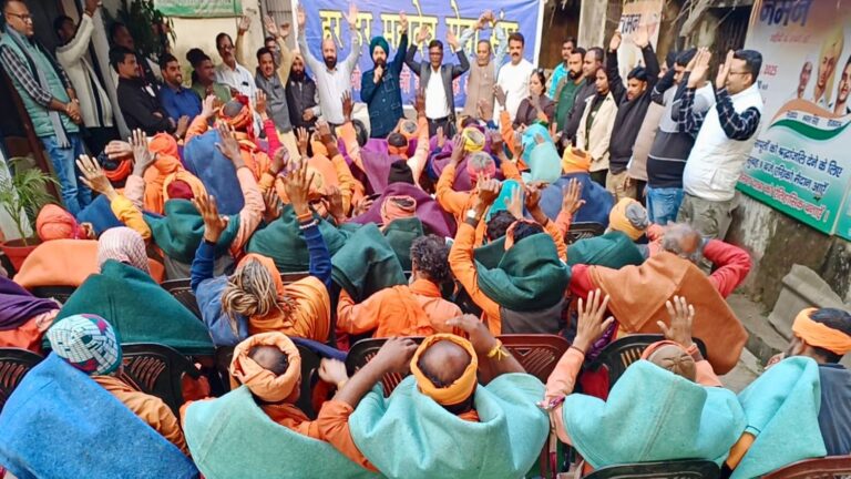 Jamshedpur News :प्रत्येक वर्ष की भाँति साधु समाज में कंबल वितरण कर हर हर महादेव सेवा संघ ने कंबल सेवा अभियान का शुभारंभ किया