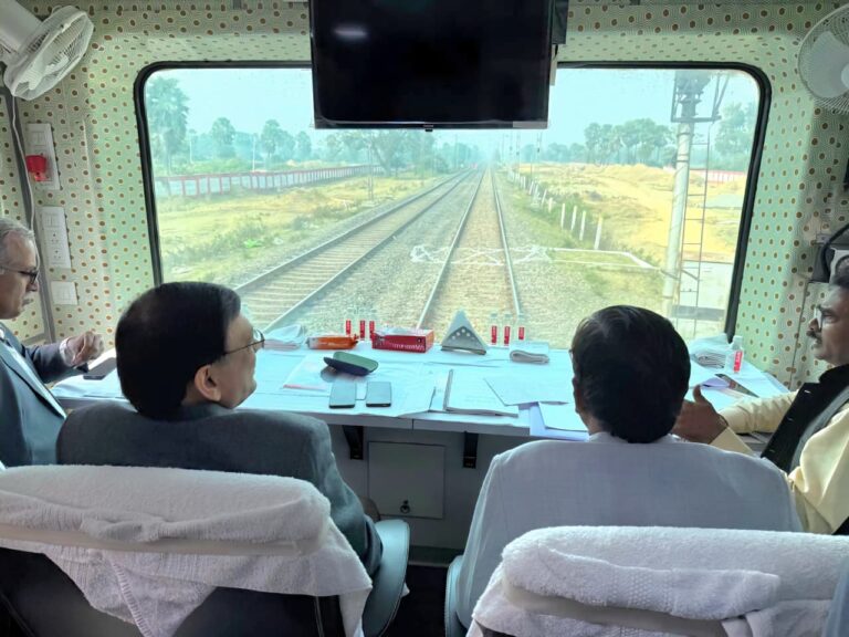 Jharkhand rail update :150 km/h स्पीड पर भी स्थिर रहा पानी,बंधुआ–कोडरमा–धनबाद ट्रैक की क्वालिटी उत्कृष्ट, जीएम ने किया विंडो ट्रेलिंग निरीक्षण