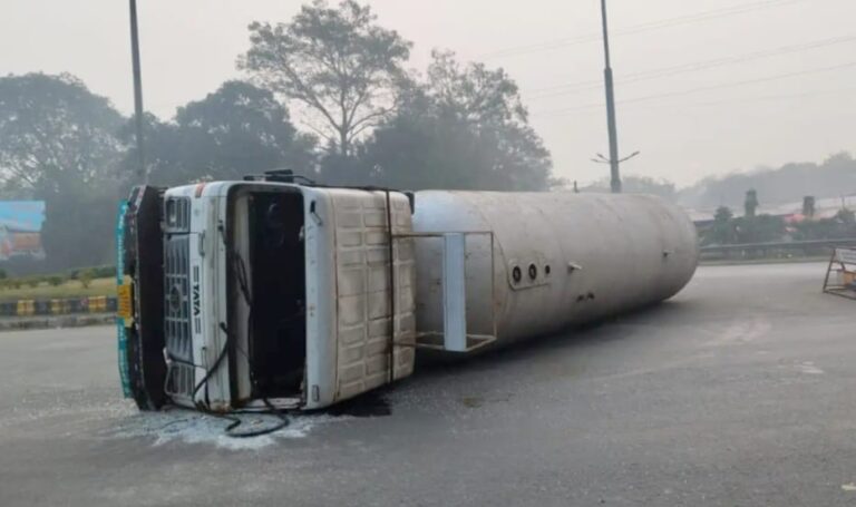 Jamshedpur Road Accident: साकची कोर्ट मोड़ के पास टैंकर अनियंत्रित होकर सड़क पर पलटा, चालक फरार