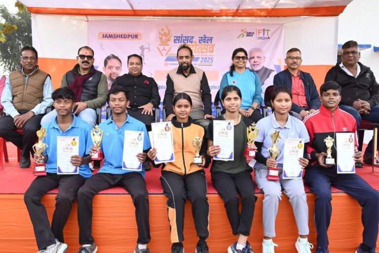 Jamshedpur News :सांसद खेल महोत्सव के तहत आर्चरी और मुक्केबाजी, खिलाड़ियों को किया गया सम्मानित