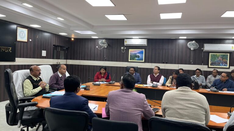 Jamshedpur News :उपायुक्त कर्ण सत्यार्थी ने की रेलवे व पथ निर्माण परियोजनाओं की समीक्षा, लंबित कार्यों में तेजी के निर्देश