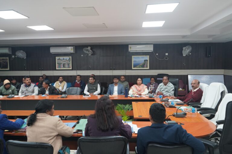 Jamshedpur News :कृषि योजनाओं की प्रगति को लेकर प्रशासन सख्त, केसीसी व फसल बीमा पर तेज़ी के निर्देश