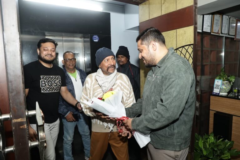 Jamshedpur News :बिष्टुपुर के औरस रेस्टोरेंट पहुंचे सैयद किरमानी और पूर्व हॉकी कप्तान, स्वाद और खेल प्रगति की जमकर सराहना