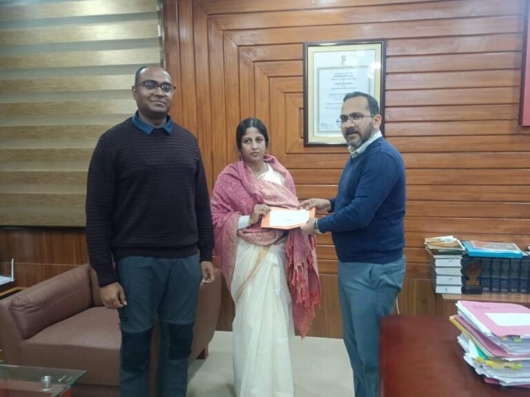 Saraikela – Kharsawa News :विधानसभा आम निर्वाचन–2024 के दौरान दिवंगत कर्मी के आश्रित को ₹15 लाख की अनुग्रह अनुदान राशि प्रदान
