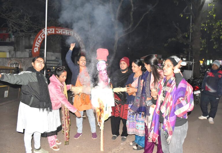 Jamshedpur News :बांग्लादेश में हिंदुओं पर अत्याचार के खिलाफ भाजपा महिला मोर्चा ने फूंका मोहम्मद यूनुस का पुतला, भारत सरकार से निर्णायक रुख अपनाने की अपील की