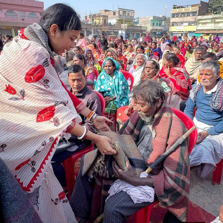 Jamshedpur News ;कड़ाके की ठंड के मद्देनजर बर्मामाइंस में भाजपा ने सात सौ जरूरतमंदों के बीच कंबल का किया वितरण, सांसद विद्युत महतो एवं विधायक पूर्णिमा साहू रहे मौजूद