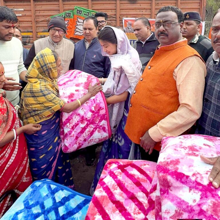 Jamshedpur News:बढ़ते ठंड एवं शीतलहर के बीच विधायक पूर्णिमा साहू ने पूर्वी विधानसभा के गोलमुरी एवं सीतारामडेरा क्षेत्र में सैकड़ों जरूरतमंदों के बीच किया कंबल वितरण