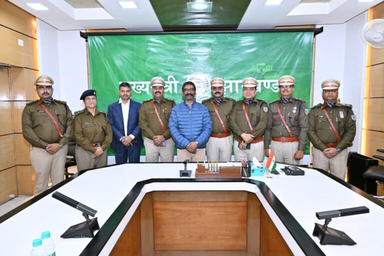 Ranchi News :मुख्यमंत्री ने आईपीएस रैंक में प्रोन्नत अधिकारियों को दी बधाई, बैच पहनाकर किया सम्मानित