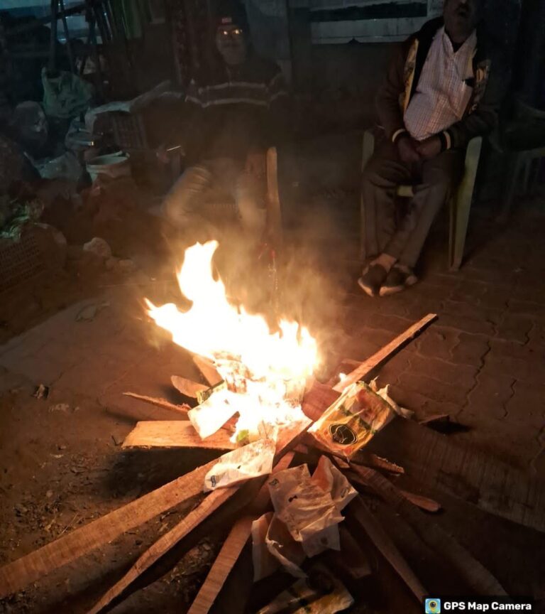Jamshedpur News :उपायुक्त के निर्देशानुसार ठंड से राहत के लिए जरूरतमंदों में कंबल और अलाव की व्यवस्था