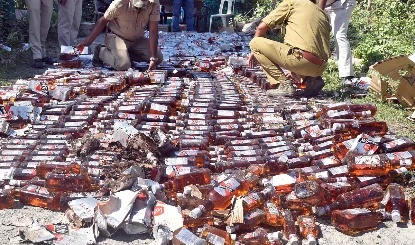 Jharkhand: 50 लाख रुपये मूल्य की अवैध विदेशी शराब का जखीरा जब्त, कंटेनर ट्रक में सीमेंट की बोरियों के नीचे छिपाकर रखे गये थे 1,000 से अधिक कार्टन