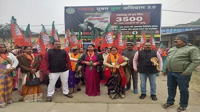 Chaibasa: बेटे का शव को झोले में ले जाने के मामले में भाजपा नेता गीता कोड़ा ने सदर अस्पताल के सामने दिया धरना, सदर अस्पताल में ‘घोर कुप्रबंधन’ के लगाये आरोप