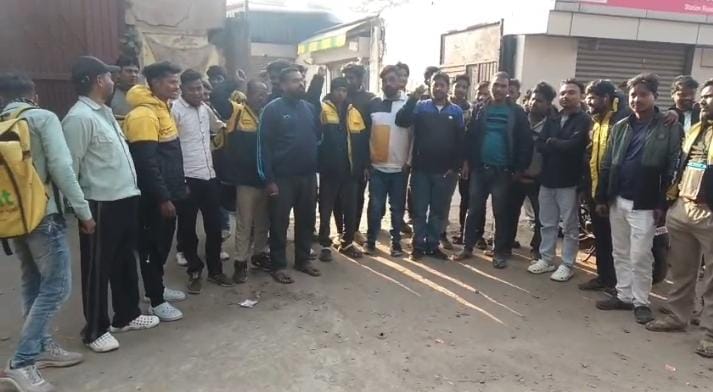 Jamshedpur: सुरक्षा और पे आउट बढ़ाने की मांग को लेकर खासमहल गेट के समीप के ब्लिंकिट स्टोर के कर्मचारियों ने किया हंगामा, कर दी हड़ताल