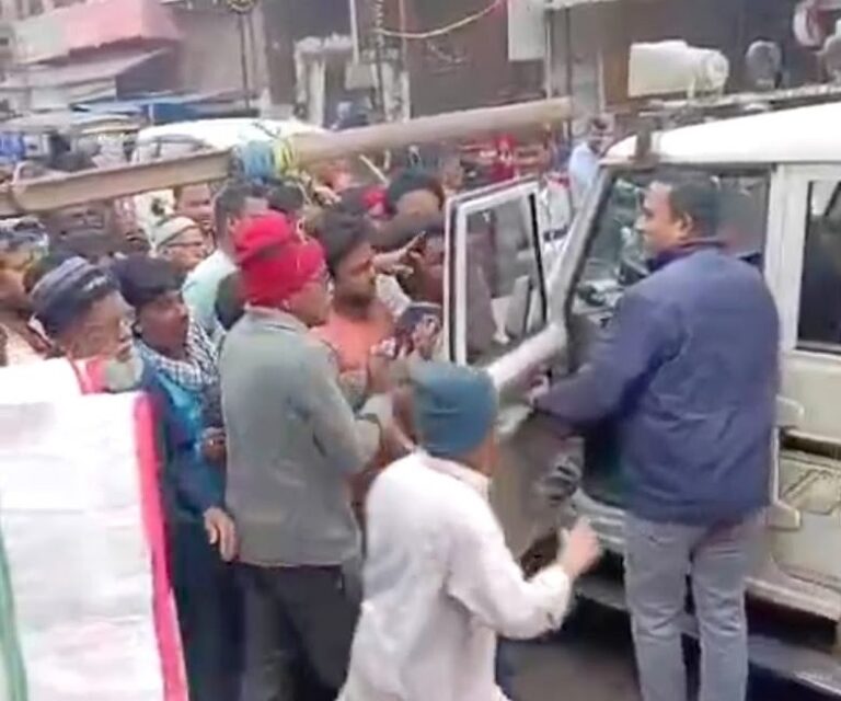 jamshedpur: मानगो नगर निगम ने प्लास्टिक के खिलाफ चलाया अभियाान, जब्त किया तो दुकानदारों ने किया विरोध, धक्का-मुक्की