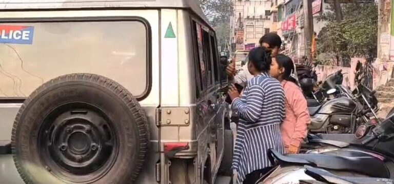 Jamshedpur: साकची के सना कॉम्प्लेक्स में संचालित एक निजी निर्माण लाइब्रेरी में बवाल, युवक ने दो युवतियों पर किया हमला, गंभीर, आरोपी हिरासत में