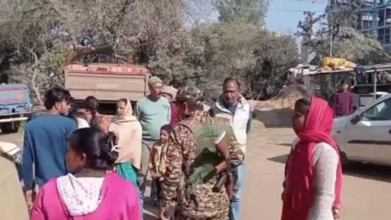 Jharkhand: चोरी के संदेह में सात साल के बच्चे को पेड़ से बांधकर पीटा, वीडियो वायरल होने के बाद पुलिस ने आरोपी को किया गिरफ्तार