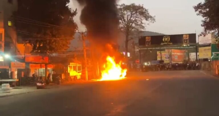 Jamshedpur : डिमना चौक के पास कार में लगी आग, बाल-बाल बचा यात्री