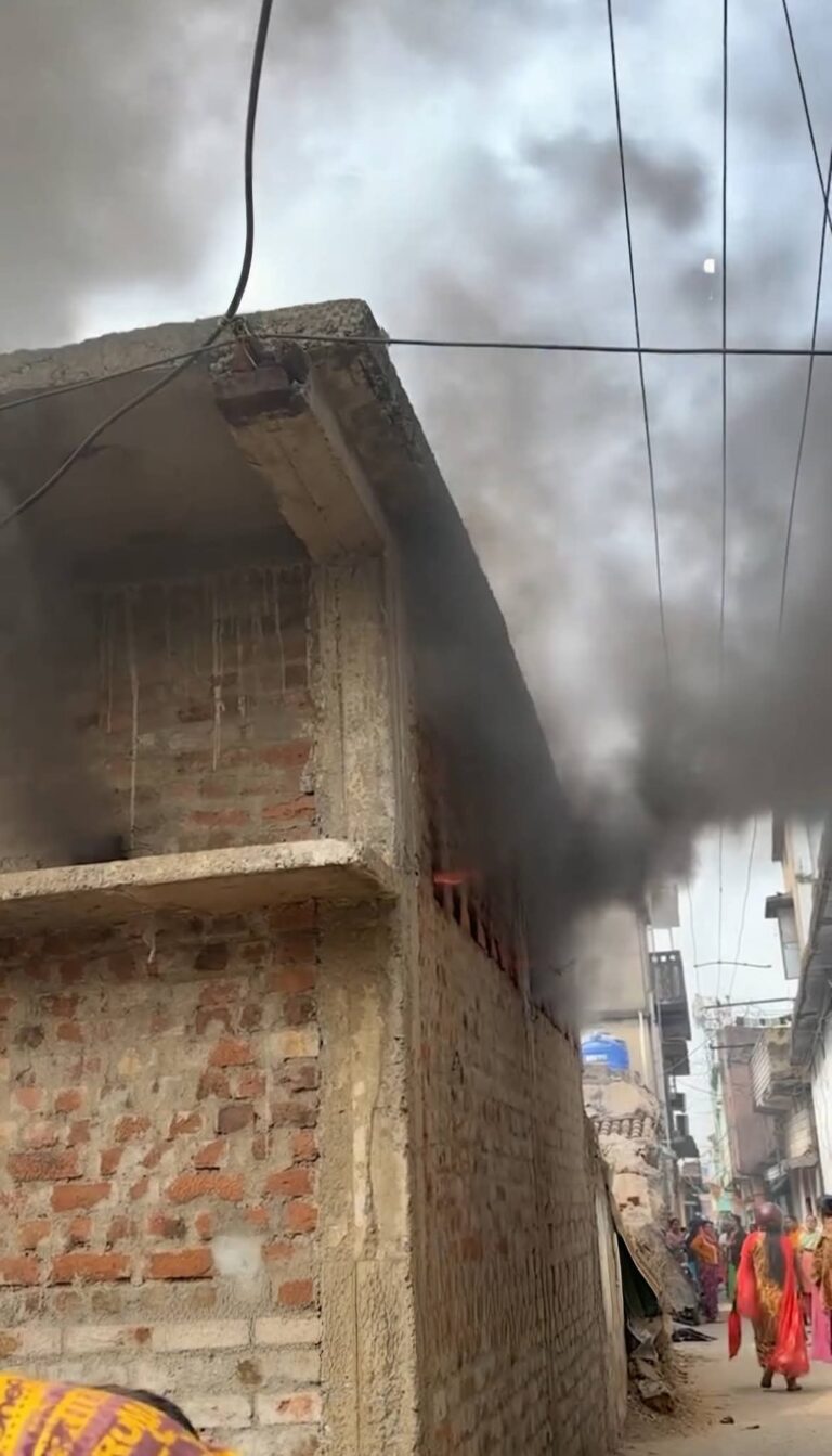 Jamshedpur: मानगो दाईगुट्टू कावेरी रोड में शॉर्ट सर्किट से लगी भीषण आग, पूरा घर जलकर खाक, काफी मशक्कत के बाद आग पर पाया काबू