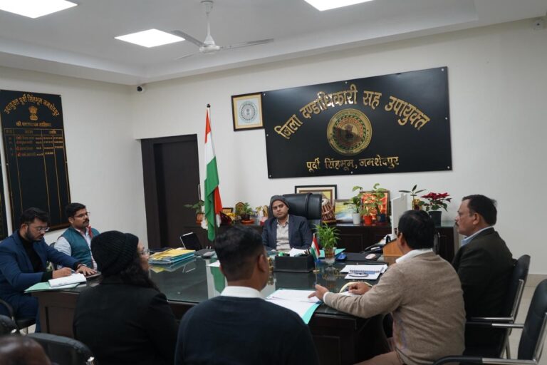 Jamshedpur: जमशेदपुर के 24 भवनों में नक्शा विचलन की जांच हेतु मापी करने के लिए चार सदस्यीय,चार अलग-अलग टीम गठित. उक्त भवन स्वामियों को एक सप्ताह के अंदर विचलन भाग को स्वयं तोड़ने या खाली करने के लिए दिया गया समय