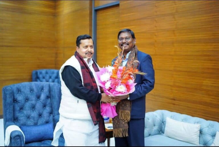 National: पूर्व मुख्यमंत्री अर्जुन मुंडा ने बीजेपी के राष्ट्रीय कार्यकारी अध्यक्ष नितिन नवीन से किया शिष्टाचार मुलाकात