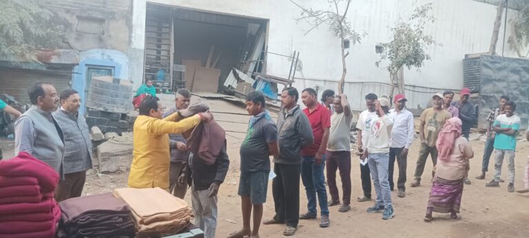 Jamshedpur News: बर्मामाइंस स्थित लक्ष्मी टिंबर के समीप भीषण सर्दी में एक सौ असहाय,गरीब और जरूरतमंदों के बीच हुआ निःशुल्क कंबल वितरण