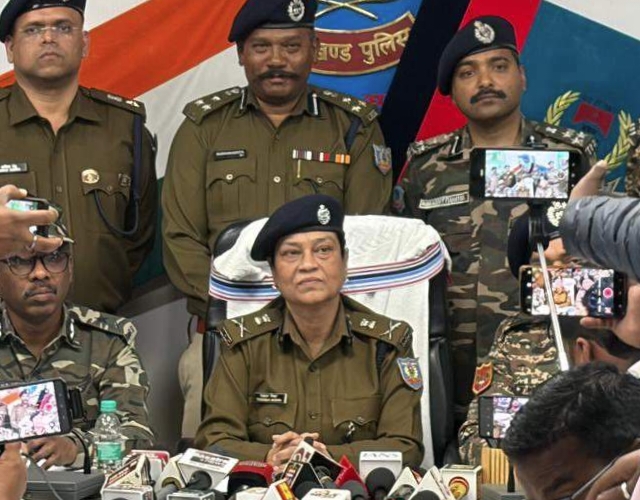 DGP Visit Chaibasa: सारंडा मुठभेड़ में 17 माओवादियों के मारे जाने के बाद डीजीपी पहुंचीं चाईबासा, नक्सलियों से हिंसा छोड़ विकास में शामिल होने का आग्रह