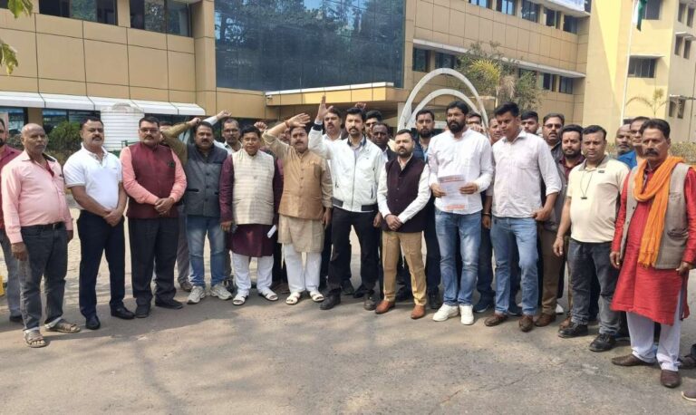 Jamshedpur: यूजीसी के रेगुलेशन का विरोध, वापस लेने की मांग पर करणी सेना ने डीसी को सौंपा पीएम के नाम ज्ञापन