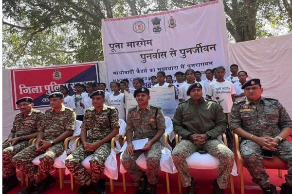 छत्तीसगढ़ के सुकमा में पुलिस को बड़ी कामयाबी, 7 महिला नक्सली समेत 26 ने किया सरेंडर
