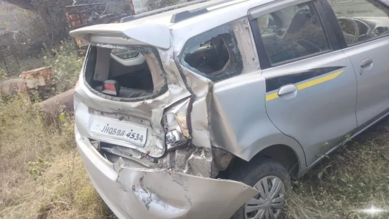Road Accident: हाता-पोटका मार्ग पर डंपर की टक्कर से अनियंत्रित बस की चपेट में आकर खाई में गिरी कार, एक ही परिवार के पांच सदस्य गंभीर
