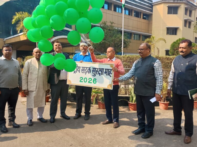 Jamshedpur News :उपायुक्त ने सड़क सुरक्षा जागरूकता रथ को दिखाई हरी झंडी, राष्ट्रीय सड़क सुरक्षा माह–2026 का शुभारंभ