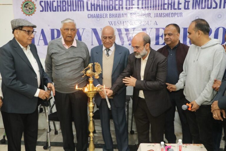 Jamshedpur News :सिंहभूम चैम्बर ऑफ कॉमर्स एंड इंडस्ट्री द्वारा नववर्ष के उपलक्ष्य में केक कटिंग समारोह आयोजित