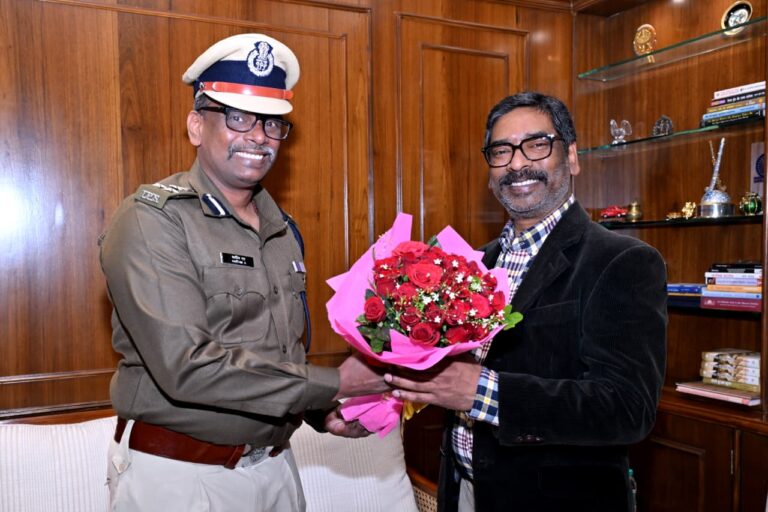 Jharkhand News :कांके रोड स्थित मुख्यमंत्री आवास में वरिष्ठ पुलिस अधिकारियों की शिष्टाचार भेंट, नववर्ष 2026 की दी शुभकामनाएं