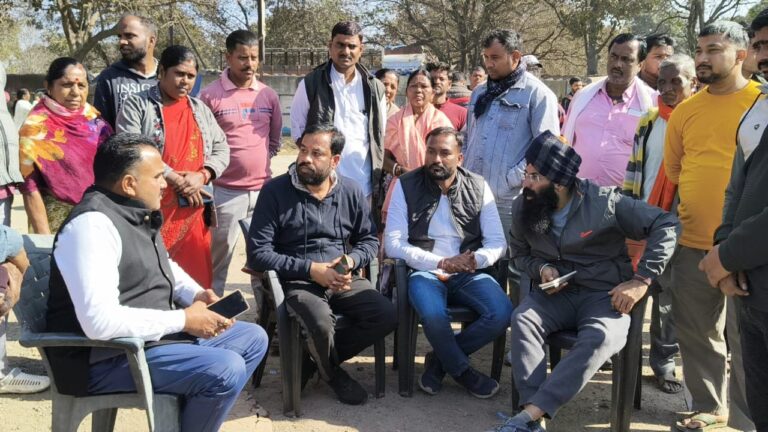 Jamshedpur News :बर्मामाइंस में धूल प्रदूषण, सड़क जाम व दुर्घटनाओं से त्रस्त लोग, दुर्गा पूजा मैदान में पार्किंग बनाने के प्रयास का विरोध