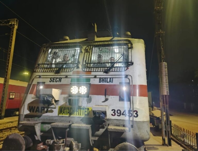 South East Central Railway : बिलासपुर में ‘कवच’ ट्रायल का शुभारंभ, रेल संरक्षा को सुदृढ़ करने की दिशा में महत्वपूर्ण कदम
