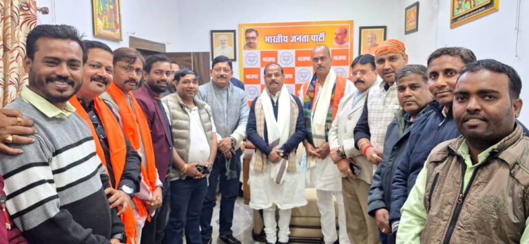 Jamshedpur News :भाजपा जमशेदपुर महानगर के नवनिर्वाचित जिलाध्यक्ष संजीव सिन्हा ने पूर्व मुख्यमंत्री रघुवर दास से की मुलाकात, लिया आशीर्वाद