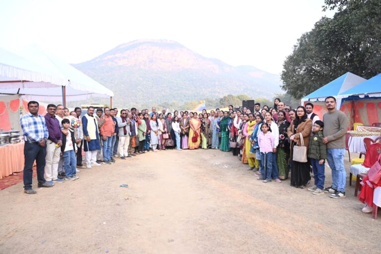 Jamshedpur News :सी पी समिति मध्य विद्यालय और राइजिंग सन इंग्लिश स्कूल केबुलबस्ती का वन भोज भांगा पहाड़ में संपन्न