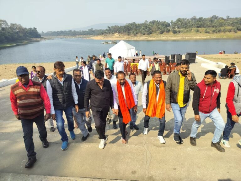 Jamshedpur News :मकर संक्रांति और टुसू परब: सांसद बिद्युत बरण महतो ने दोमुहानी टुसू घाट का किया निरीक्षण