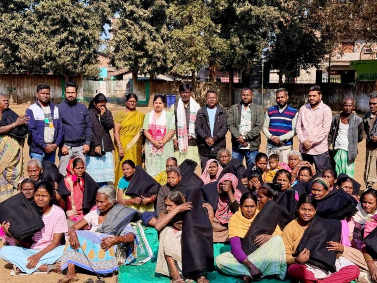 Jamshedpur News :बागूनहातु हो समाज भवन में भाजपा नेता दिनेश कुमार ने जरूरतमंदों के बीच बांटे कंबल