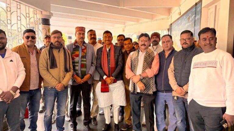 Jamshedpur News :केंद्रीय रक्षा राज्य मंत्री संजय सेठ के जमशेदपुर आगमन पर भाजपा कार्यकर्ताओं ने परिसदन में किया भव्य स्वागत