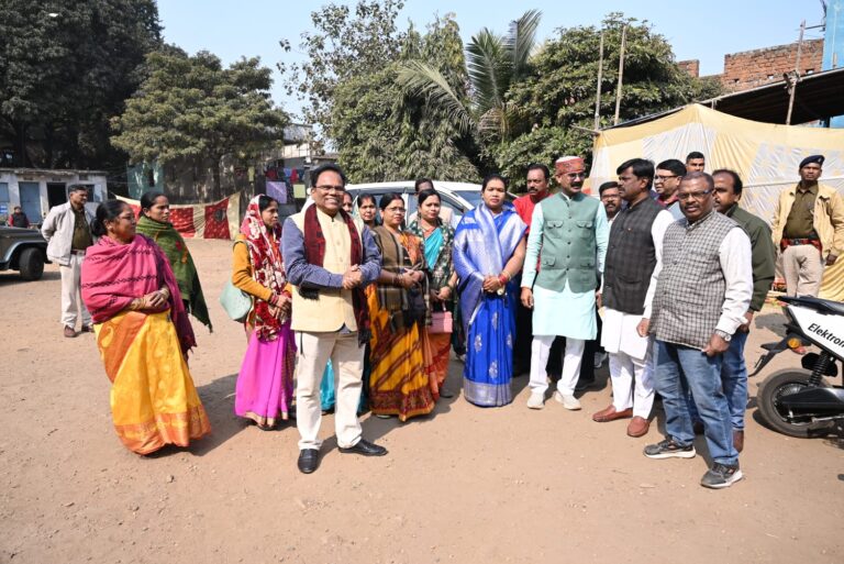 Jamshedpur News :सी पी समिति मध्य विद्यालय केबुल बस्ती सभागार में छत्तीसगढ़ के विधायक कुंवर सिंह निषाद का जोरदार अभिनंदन किया गया