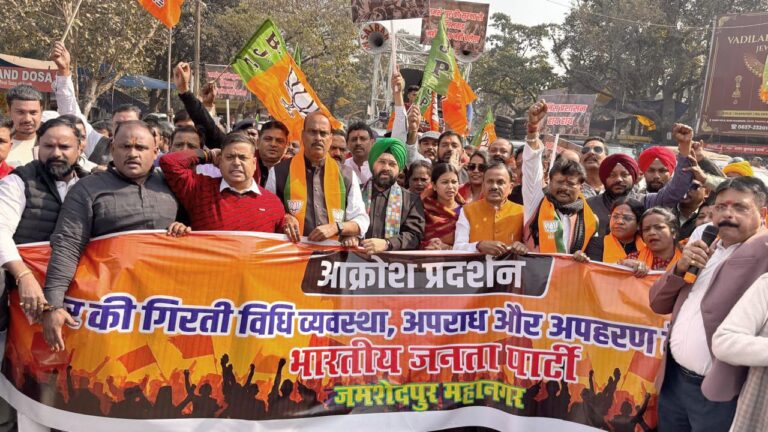 Jamshedpur News :शहर की ध्वस्त विधि व्यवस्था, बढ़ते अपराध एवं अपहरण की घटना पर भाजपा जमशेदपुर महानगर ने शासन-प्रशासन के खिलाफ खोला मोर्चा, एसएसपी कार्यालय पर किया आक्रोश प्रदर्शन