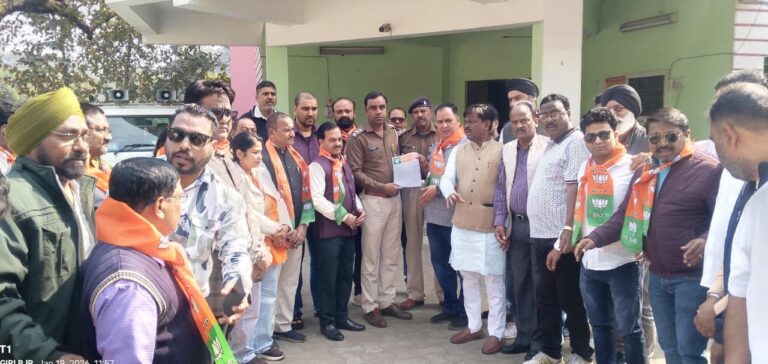 Jamshedpur News :गोलमुरी क्षेत्र में गिरती कानून व्यवस्था और ट्रैफिक अव्यवस्था पर गोलमुरी मंडल के भाजपा कार्यकर्ताओं ने थाना प्रभारी को सौंपा ज्ञापन, समाधान नहीं होने पर आंदोलन की दी चेतावनी