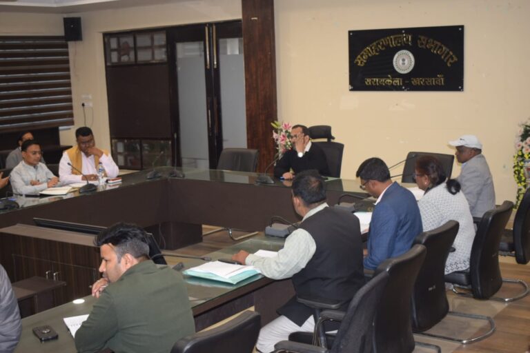 Saraikela -Kharsawa News :धान अधिप्राप्ति 2025-26: उपायुक्त नितिश कुमार सिंह ने की समीक्षा, किसानों को 48 घंटे में भुगतान के निर्देश