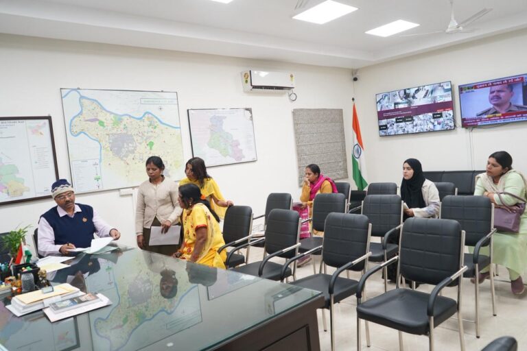 Jamshedpur News :उपायुक्त के निर्देश पर जन शिकायत निवारण दिवस में निदेशक एनईपी ने सुनीं नागरिकों की समस्याएं