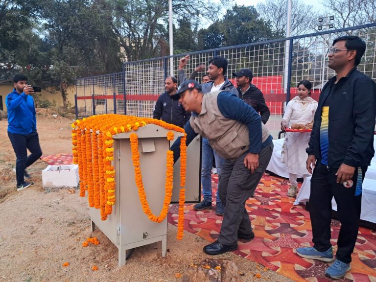 Dhanbad News :गणतंत्र दिवस पर रेलवे स्टेडियम धनबाद में फ्लड लाइट का विधिवत उद्घाटन