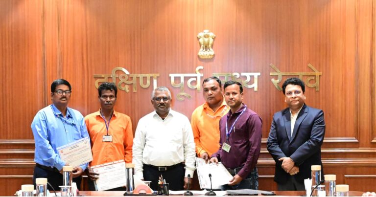 South East Central Railway :रेल संरक्षा के सजग प्रहरियों को आज महाप्रबंधक ने किया सम्मानित , मुख्यालय में आयोजित संरक्षा बैठक के दौरान संरक्षा कोटि के 04 कर्मचारियों का सम्मान