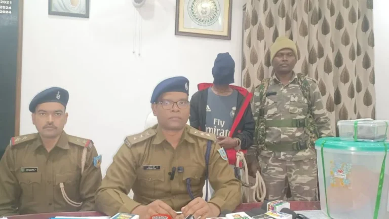 Chaibasa: अर्द्धनग्न अवस्था में मिले युवती के शव मामले में चाईबासा पुलिस ने किया खुलासा, आरोपी गिरफ्तार