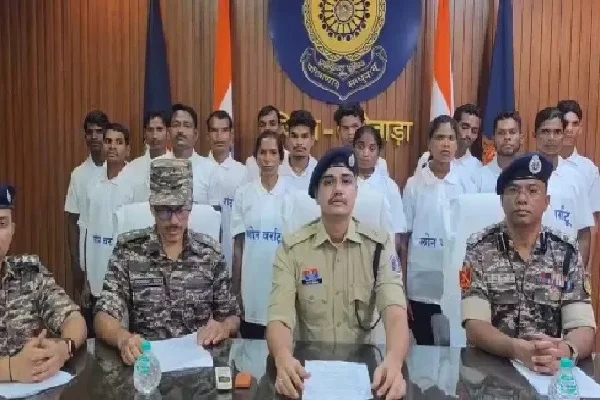 छत्तीसगढ़ के दंतेवाड़ा में घर वापसी की बड़ी कामयाबी, 18 महिला समेत 63 लोगों ने जंगल से निकल किया सरेंडर
